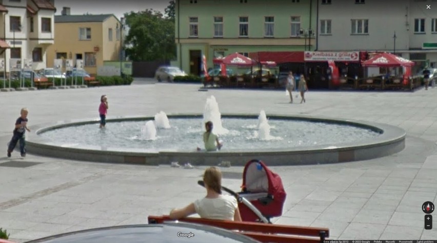 Przysiedli na ławce w Wągrowcu. Nie wiedzieli, że robią im zdjęcia. Przyłapało ich oko kamery Google Street View. Zobaczcie zdjęcia