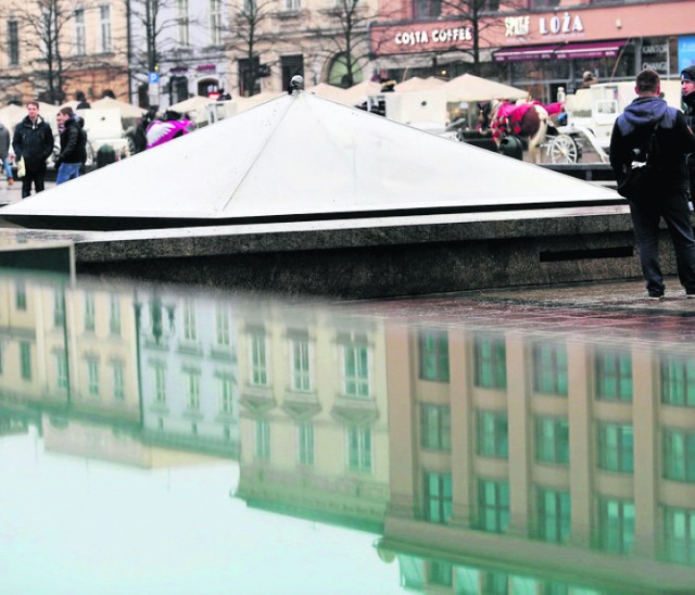 Do przecieków płyty Rynku Głównego i zawilgoceń w podziemnym muzeum dochodzi m.in. w obrębie szklanej fontanny „Kryształ”