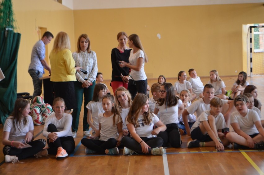 Siatkarz Piotr Gruszka odwiedził szkołę podstawową w Gaworzycach. ZDJĘCIA