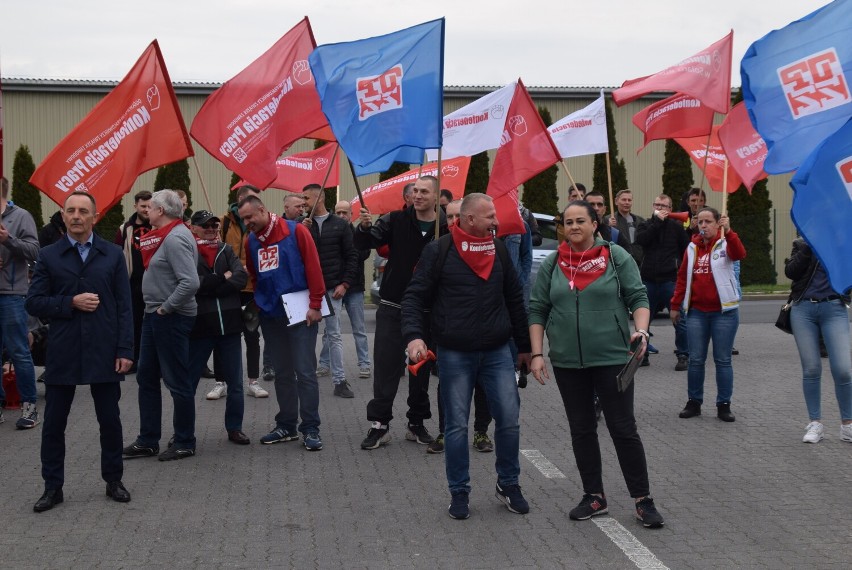 APS Gniezno. Pikieta pracowników zakładu. Chcą godnych warunków pracy