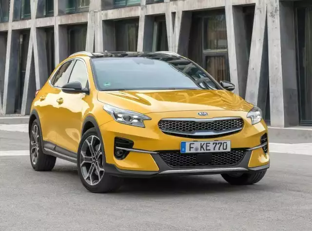 Kia XCeed to kompaktowy crossover, który zdecydowanie wyróżnia się na tle konkurencji. Ma świetny wygląd, dużo miejsca, wysoki komfort i bogate wyposażenie.