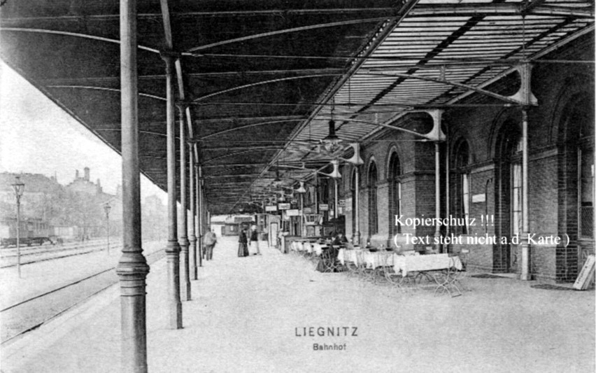 Legnicki dworzec kolejowy na starych fotografiach. Była tam nawet restauracja [ZDJĘCIA]