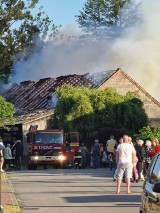 Pożar w Lisowie w pow. lublinieckim. Paliła się stodoła z chlewnią. W środku były zwierzęta i sprzęt rolniczy