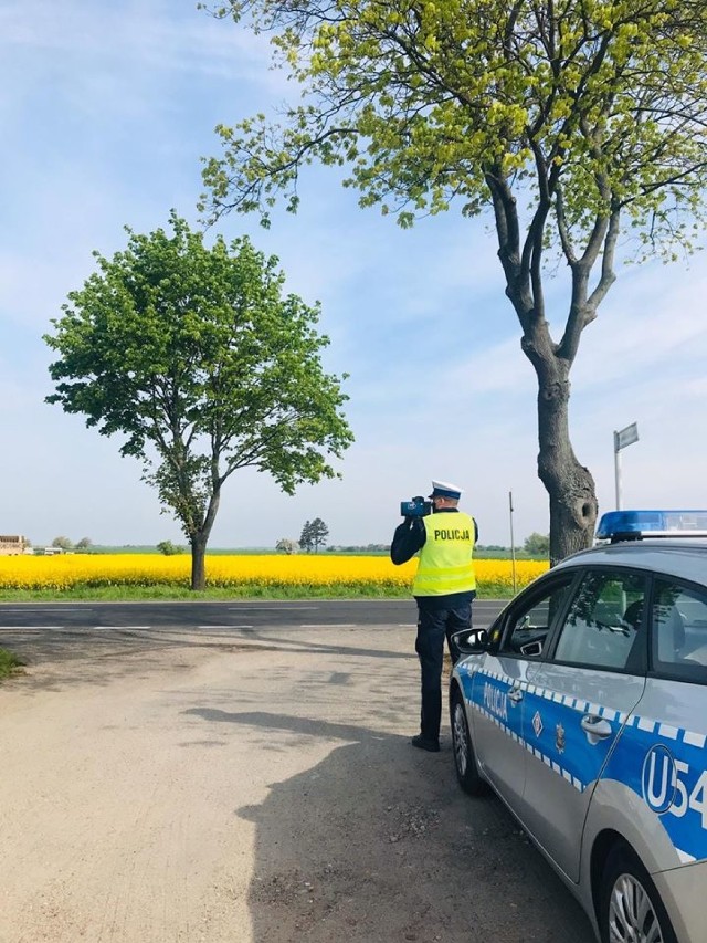 "Bo ja lubię zapier...." taki napis na ramce rejestracji miał kierowca, który dziś rano został zatrzymany w Kamionnie, kiedy jechał 103km/h w terenie zabudowanym (17.05.2020).