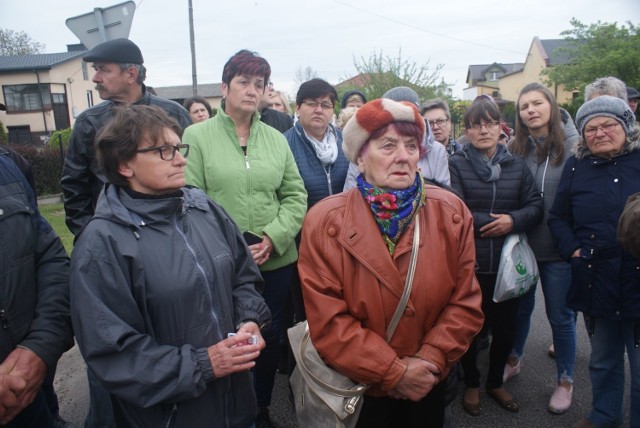 Mieszkańcy gminy Grabica protestują przeciw zamknięciu wiaduktów w związku z budową autostrady A1 koło Piotrkowa Trybunalskiego