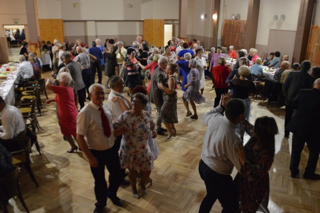 Seniorzy ze Stawek bawili się na balu w Osiedlowym Domu Społecznym "Malwa"