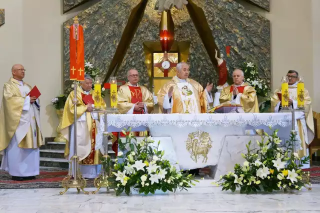 Biskup Edward Białogłowski zawierzył diecezję rzeszowską podczas mszy św. w kościele pw. św. Józefa Oblubieńca Najświętszej Maryi Panny w Skołyszynie