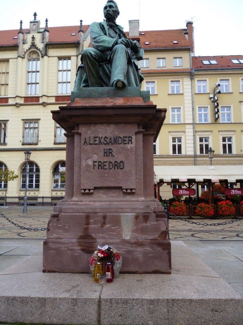 Wrocławianie stawiali znicze także pod pomnikami i tablicami [ZDJĘCIA]