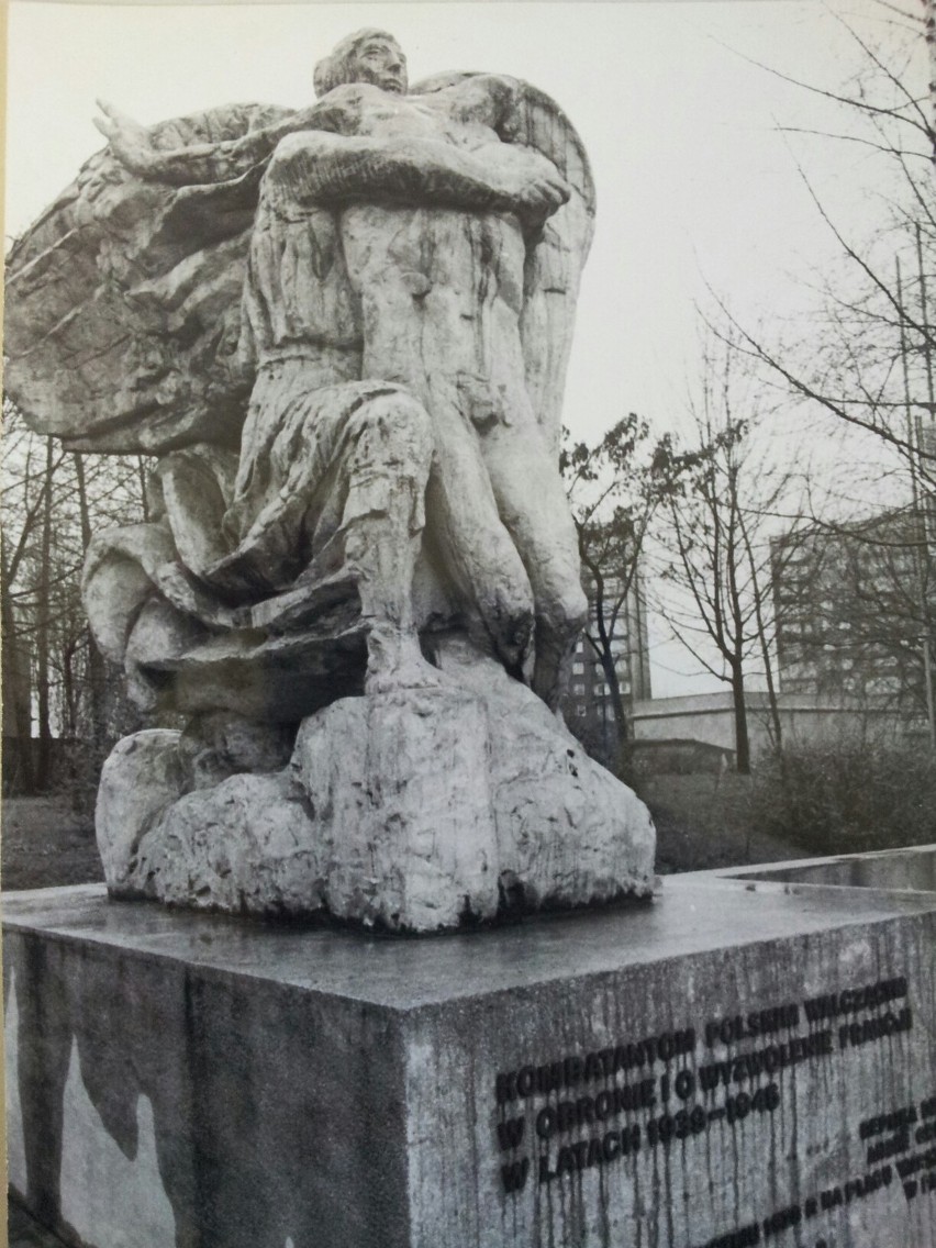 A to pomnik-replika rzeźby odsłoniętej w styczniu 1978 roku...