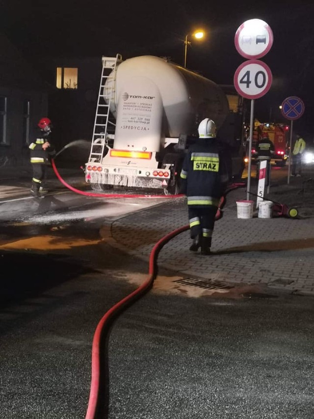 Naczepa ciągnika siodłowego została polana pianą ciężką