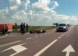 Dziecinin. Motocyklista wjechał w samochód, trafił do szpitala (ZDJĘCIA)