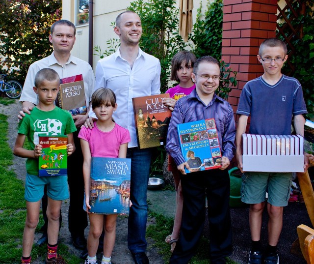 Młodzi ludowcy oraz dzieci obdarowane przez nich książkami.
