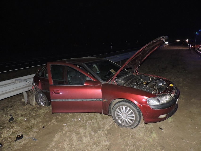 Wypadek na autostradzie A 1. Renault z naczepą wjechał w opla vectrę [zdjęcia]