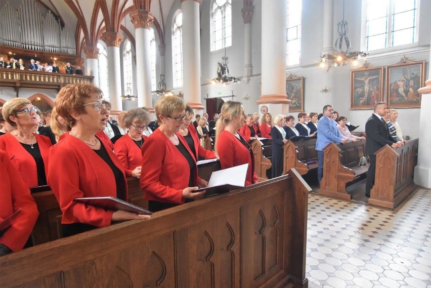 Zblewo. Tłumy w kościele i jubileusz. Koncert pieśni kościelnej zachwycił publiczność ZDJĘCIA 