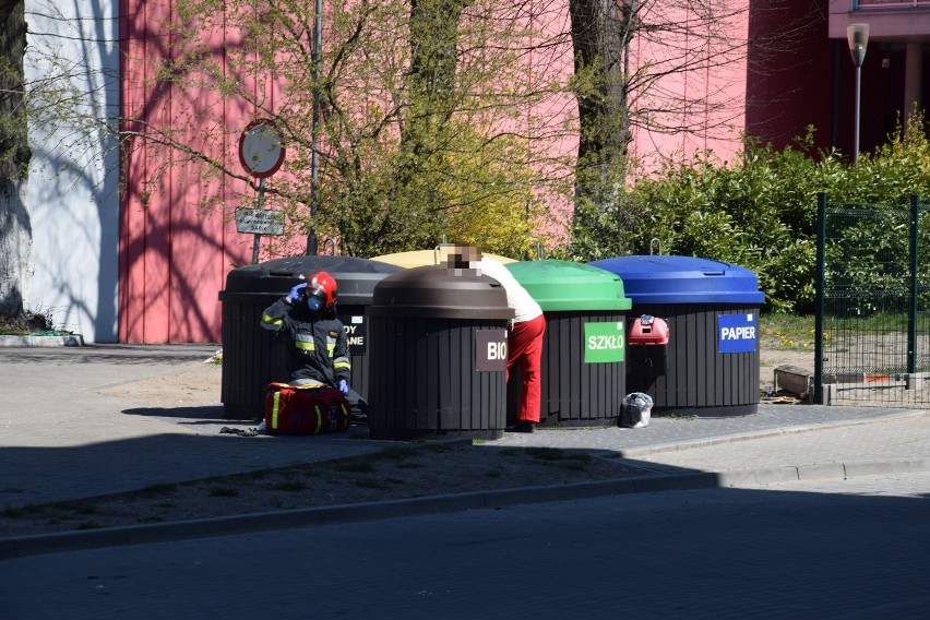 Wypadek w Szczecinku. Staruszek wpadł do kosza na śmieci [zdjęcia]