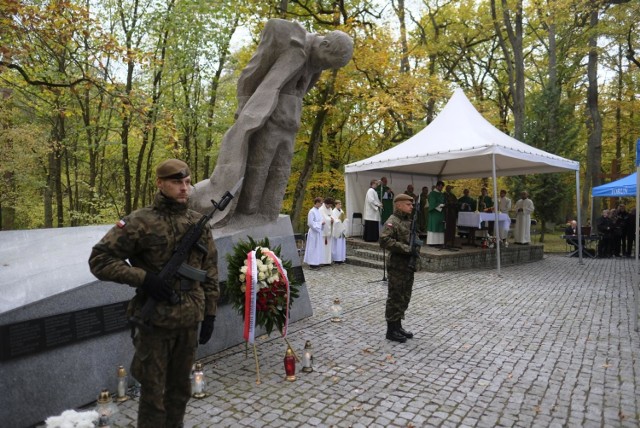 Dziś na Barbarce w Miejscu Pamięci Narodowej  odprawiono mszę świętą w intencji pomordowanych