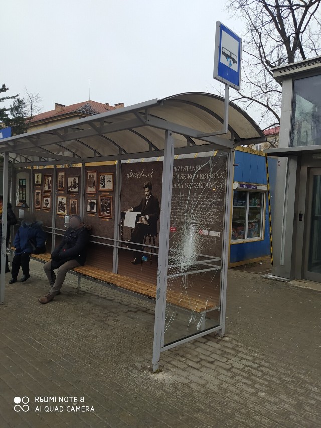 Tylko w styczniu wandale uszkodzili kilkanaście szklanych ścian wiat przystankowych w Tarnowie. Między innymi tematyczną, poświęconą "Polskiemu Edisonowi" - Janowi Szczepanikowi