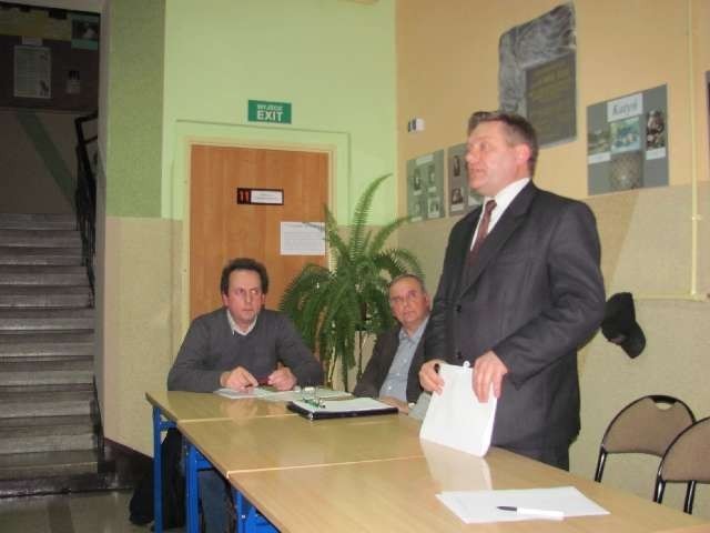 Burmistrz Ślęczka podczas spotkania z mieszkańcami Siedlca Dużego. Po tym spotkaniu zaczęło się zbieranie podpisów dla poparcia referendum.