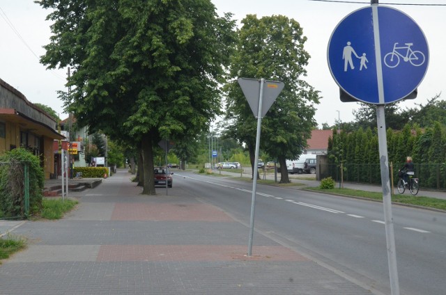 Zdaniem rowerzystów w mieście jest za mało ścieżek rowerowych. Na tej na ul. Sportowej na dodatek rosną drzewa