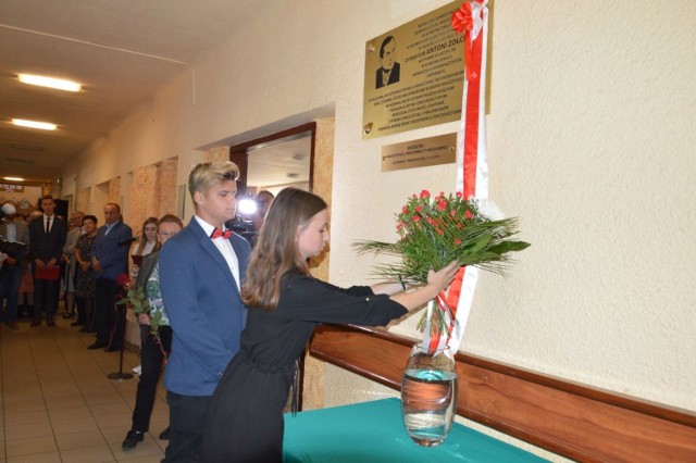 W Centrum Kształcenia Zawodowego i Ustawicznego w Ostrowcu Świętokrzyskim, czyli dawnej „Samochodówce”, odsłonięto tablicę upamiętniającą jej wieloletniego dyrektora Antoniego Żółciaka. ZOBACZ NA KOLEJNYCH SLAJDACH>>>

Inicjatorem uroczystości był społeczny komitet, złożony z byłych nauczycieli i wychowanków szkoły. Chcieli oni przypomnieć sylwetkę dyrektora i podkreślić jego wkład w rozwój ostrowieckiej oświaty i miasta. Komitetowi przewodniczy były nauczyciel „Samochodówki” Bogdan Wojtas.
W uroczystości odsłonięcia tablicy wzięła udział duża grupa byłych nauczycieli i absolwentów szkoły, obecna dyrekcja oraz uczniowie. Samego odsłonięcia dokonała córka Antoniego Żółciaka – Anna Malanowska.

Antoni Żółciak był jedną z najciekawszych postaci Ostrowca Świętokrzyskiego drugiej połowy ubiegłego wieku. Absolwent prawa, erudyta, człowiek o wielkiej kulturze osobistej, a przy tym przyjazny ludziom i potrafiący skutecznie wdrażać w życie swoje pomysły. Tuż przed wojną ukończył studia prawnicze na Uniwersytecie Warszawskim. Pochodził z Opatowa, do Ostrowca przyjechał w 1950 roku. Pracował jako nauczyciel w warsztatach szkolnych. Rok później został kierownikiem administracyjnym Publicznej Szkoły Zawodowej w Ostrowcu Świętokrzyskim. 

W 1952 roku został powołany na dyrektora Zespołu Szkół Zawodowych i skutecznie kierował tą placówką przez 27 lat. Stworzył szkołę od podstaw i jak podkreślają nauczyciele, poświęcił jej najlepsze lata swojego życia. Swoją pozycję radnego miejskiego, przewodniczącego Stronnictwa Demokratycznego w Ostrowcu, członka władz wojewódzkich i centralnych, wykorzystywał przede wszystkim do pomocy szkole. To dzięki jego uporowi wybudowane zostały warsztaty, nowy budynek szkoły, a także internat, w którym dziś mieści się Starostwo Powiatowe. Nawiązał współpracę z przedsiębiorstwami komunikacyjnymi, w których uczniowie mogli odbywać praktyki zawodowe.