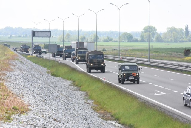 Pierwsze dwie kolumny żołnierzy ze sprzętem wjadą do Polski już w piątek, 28 lutego autostradą A6.