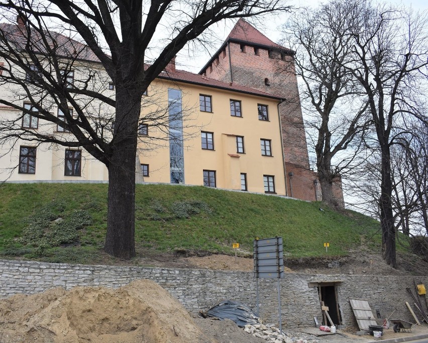 Od  strony ul. Zamkowej trwa budowa czwartego wejścia do...