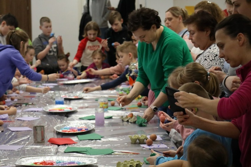 Wielka Gala Malowania Jaja w MOK-u. Dzieci malowały pisanki
