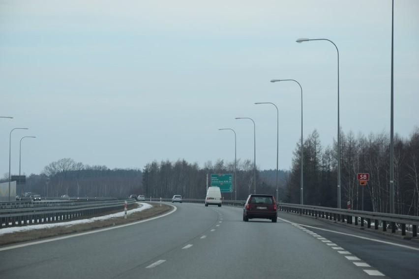 Kolizja na S8 koło Zduńskiej Woli. Zderzyły się dwa samochody 