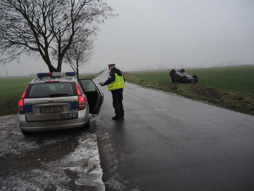 Mercedes koziołkował, citroen uderzył w drzewo 