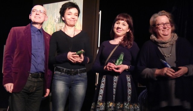 Na zdjęciu od lewej szef Teatru Ekostudio Andrzej Czernik oraz laureatki ekoliści: Małgorzata Smaż-Chyc, Dominika Wójcik-Bartko, Ewa Gudkowska-Surowiec.