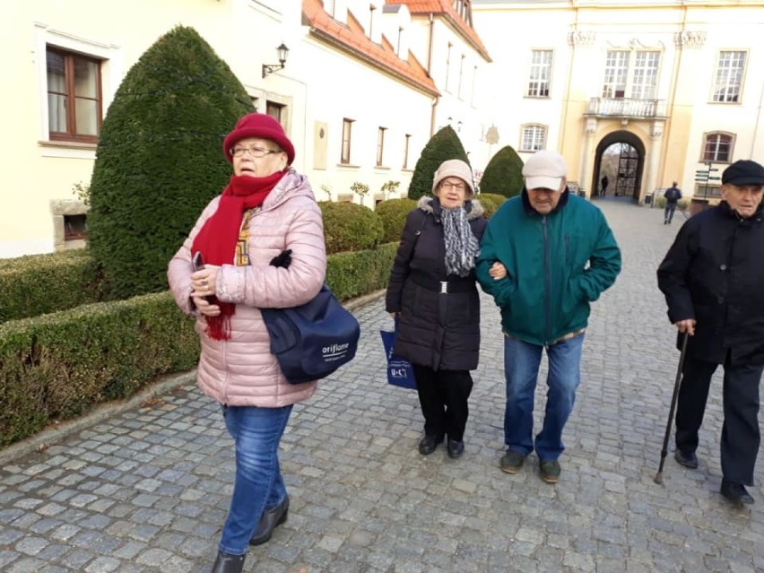 Oleśniccy seniorzy zwiedzają, czyli wycieczka do Zamku Książ (ZDJĘCIA)       