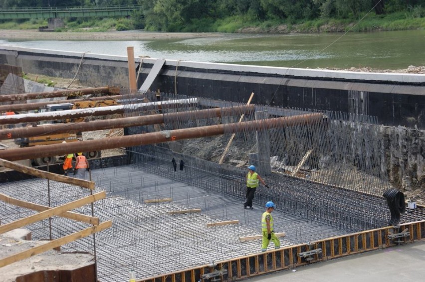 Budowa mostu w Żywcu. Zdjęcia z 23 lipca