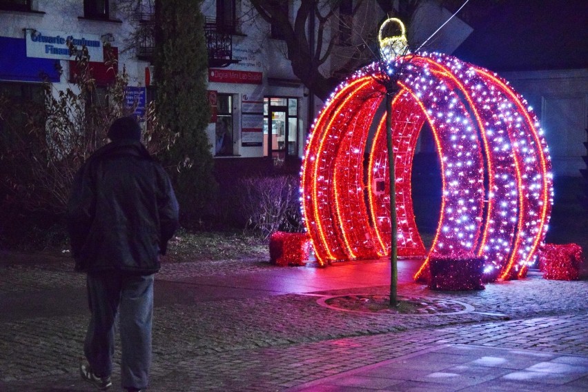 Świąteczna „brama miejska” w Sieradzu. Nowa ozdoba stoi na ul. Kościuszki