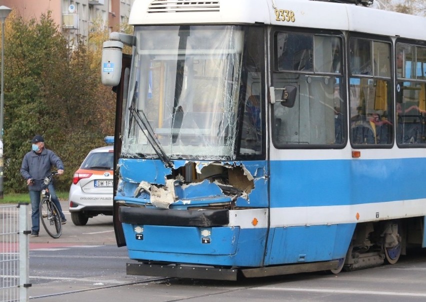 Tramwaj zderzył się z ciężarówką we Wrocławiu (ZOBACZ ZDJĘCIA)
