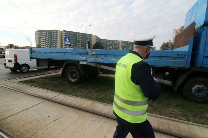 Tramwaj zderzył się z ciężarówką we Wrocławiu (ZOBACZ ZDJĘCIA)