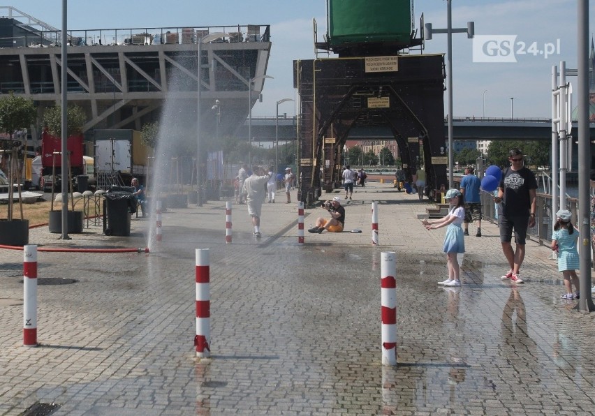 Upał w w mieście. Na ulicach Szczecina stanęły kurtyny wodne. Gdzie się ochłodzimy?