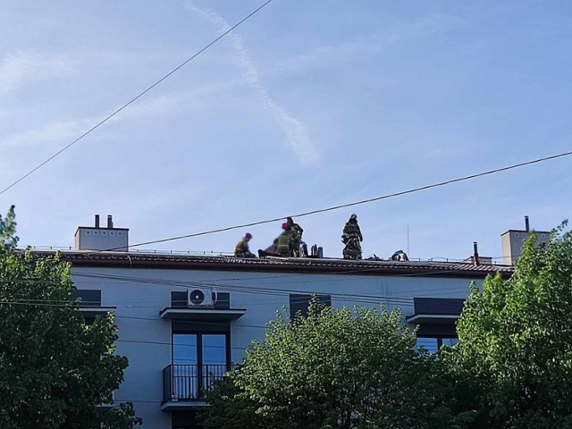 Pożar w nowym bloku przy Juliusza w Zduńskiej Woli. Paliło  się na dachu budynku.