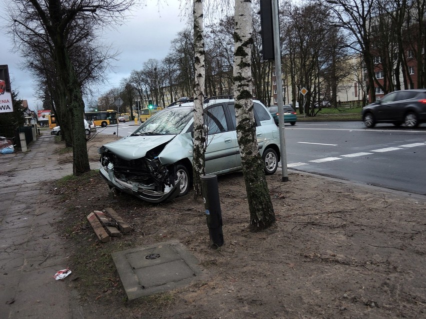Zderzenie samochodów na ulicy Szczecińskiej. Jedno auto nie zdążyło skręcić