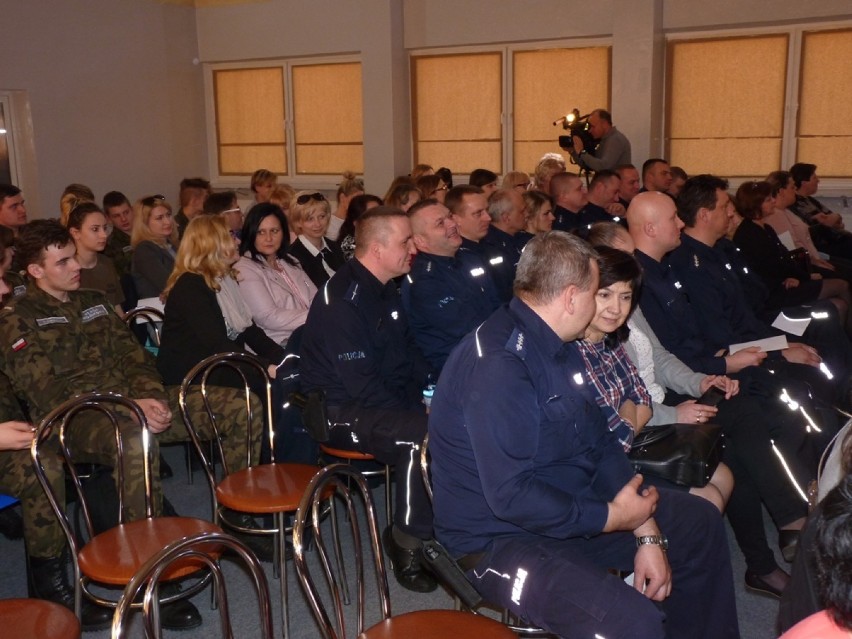 O bezpieczeństwie w szkołach podczas debaty w PSP 3 w...