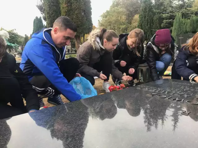 Uczniowie Szkoły Podstawowej nr 1 w Międzychodzie posprzątali grób Wincentego Iczka na Cmentarzu Komunalnym w Międzychodzie (25.10.2021).