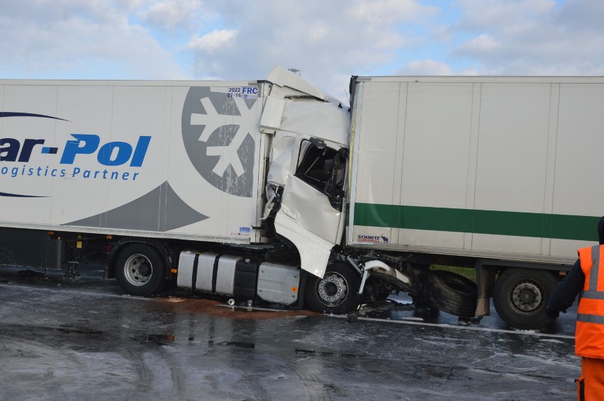 Dwa wypadki na autostradzie A2 pod Bolimowem. W odstępie 500 metrów i 15 minut