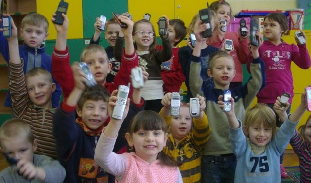 Radomszczańscy uczniowie cieszą się, że zbierając stare komórki mogą pomóc środowisku