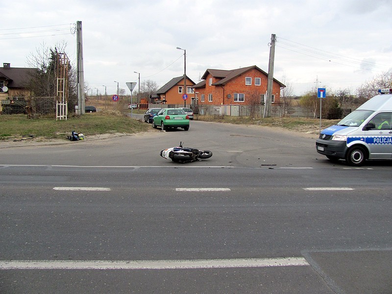 Kalisz: Motorowerzysta zderzył się z audi. ZDJĘCIA