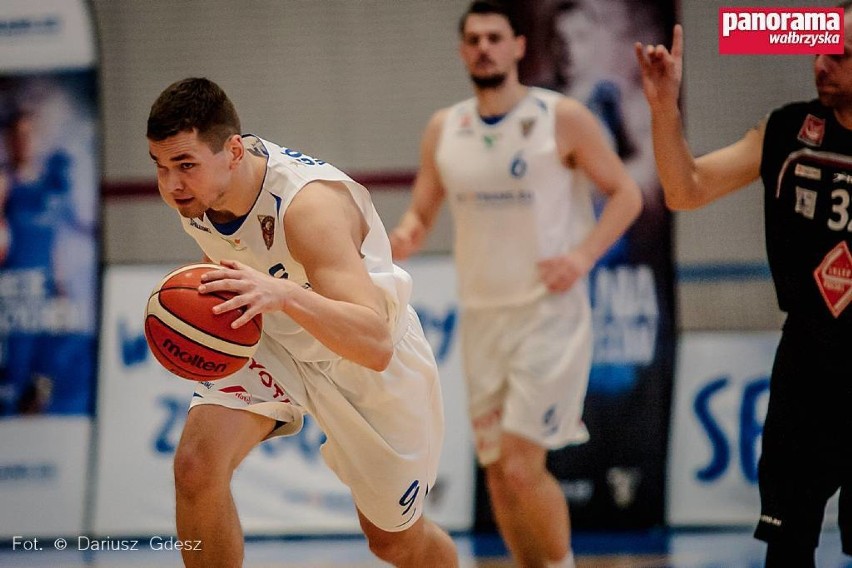 Koszykarze Górnika Trans.eu w pierwszym meczu II rundy play-off wygrali z drużyną w Gniezna 72:70