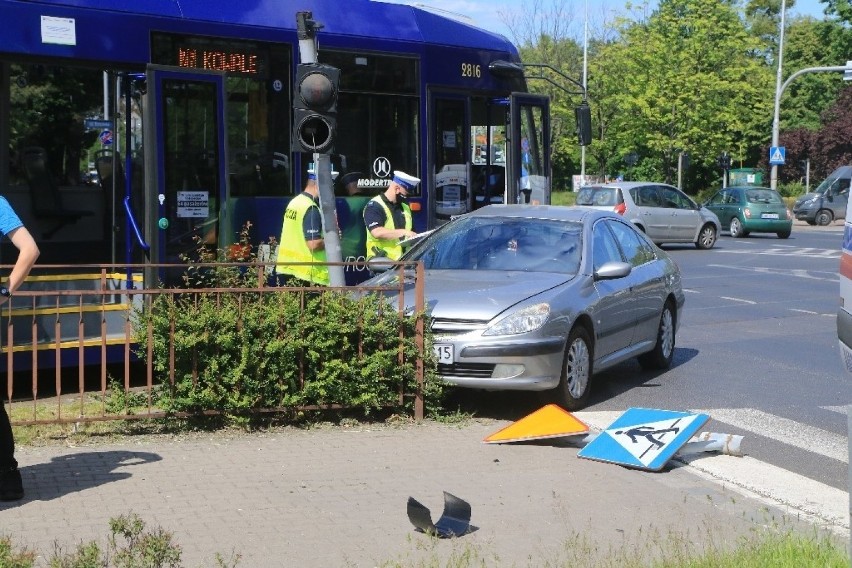 Zderzenie samochodu z tramwajem na ulicy Toruńskiej we Wrocławiu [ZDJĘCIA]