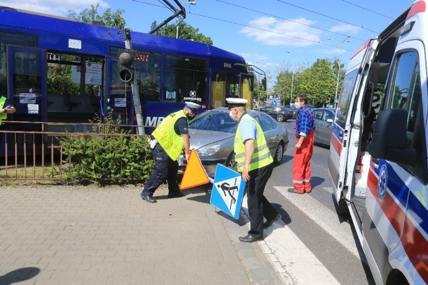 Zderzenie samochodu z tramwajem na ulicy Toruńskiej we Wrocławiu [ZDJĘCIA]