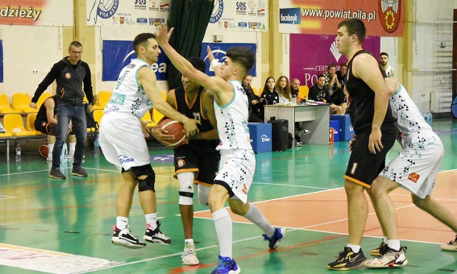 Męski zespół KS Basketu Piła - Powiat Pilski rywalizował na swoim parkiecie w III lidze z Wiarą Lecha Poznań, ulegając przeciwnikowi 69:95. Pilanie słabo rozpoczęli ten mecz