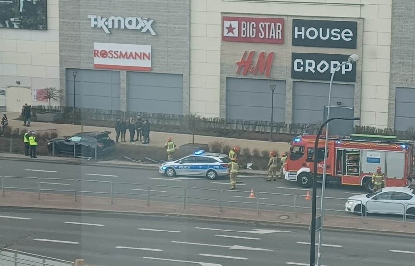 Kierowca samochodu BMW wjechał w niedzielę w barierki pod...