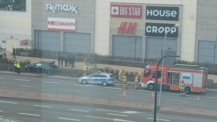 Kierowca samochodu BMW wjechał w niedzielę w barierki pod...