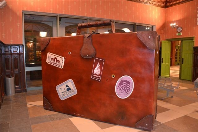 Wielka walizka stanęła na malborskim dworcu PKP